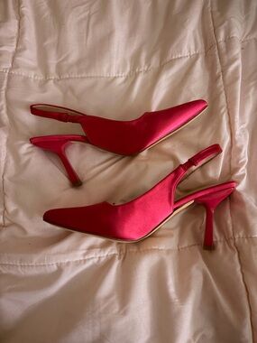 Genshuo Satin Pointed-Toe Heels in Bright Pink